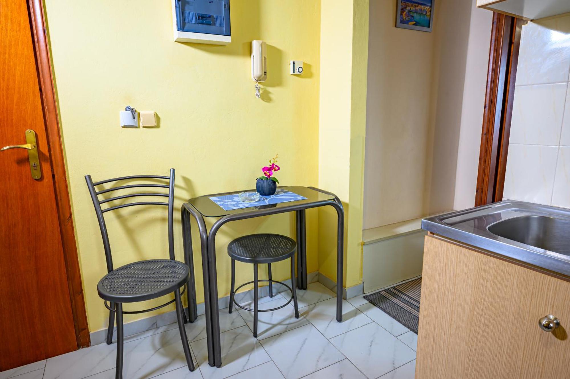Iliahtida Apartments Rovies Bagian luar foto